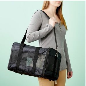 AIRLINE-APPROVED PET CARRIER: Sherpa Original Deluxe Travel Pet Carrier Size M